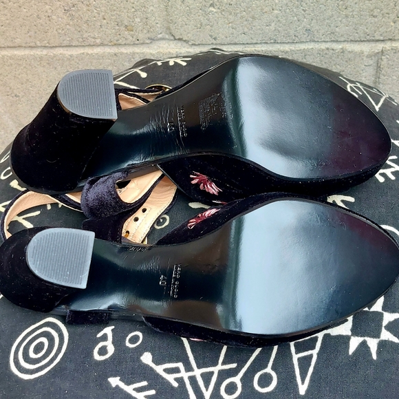 Elegant Black Embroidered Heels - Picture 12 of 15